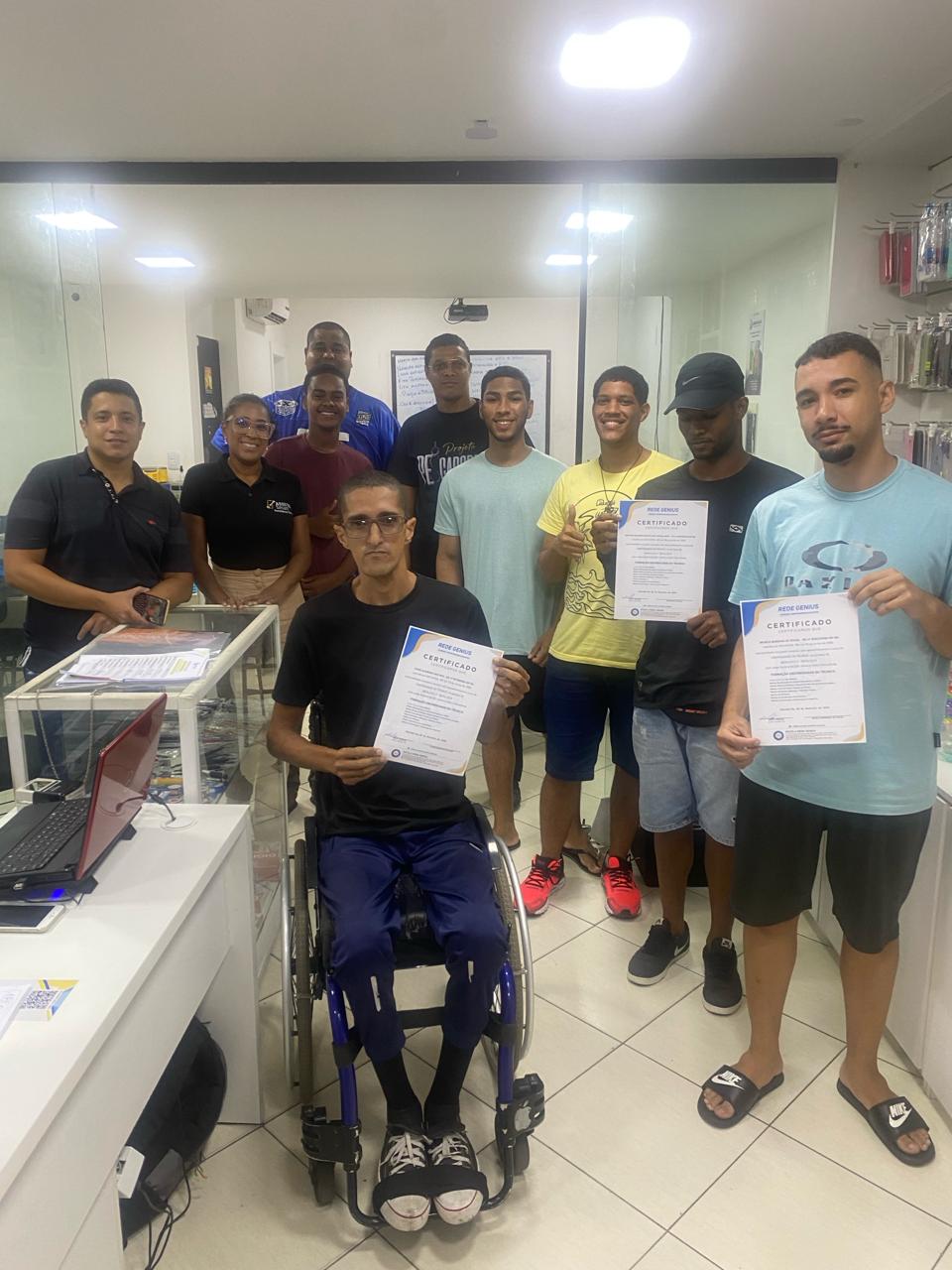 Turma formada no curso de manutenção de celular em Salvador — Rede Genius