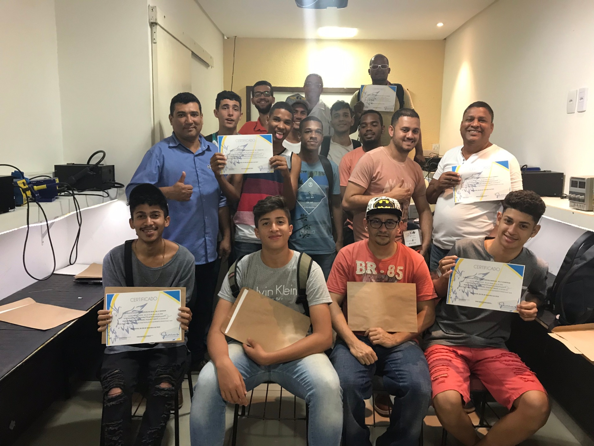 Alunos concluintes do curso profissionalizante de manutenção de smartphone