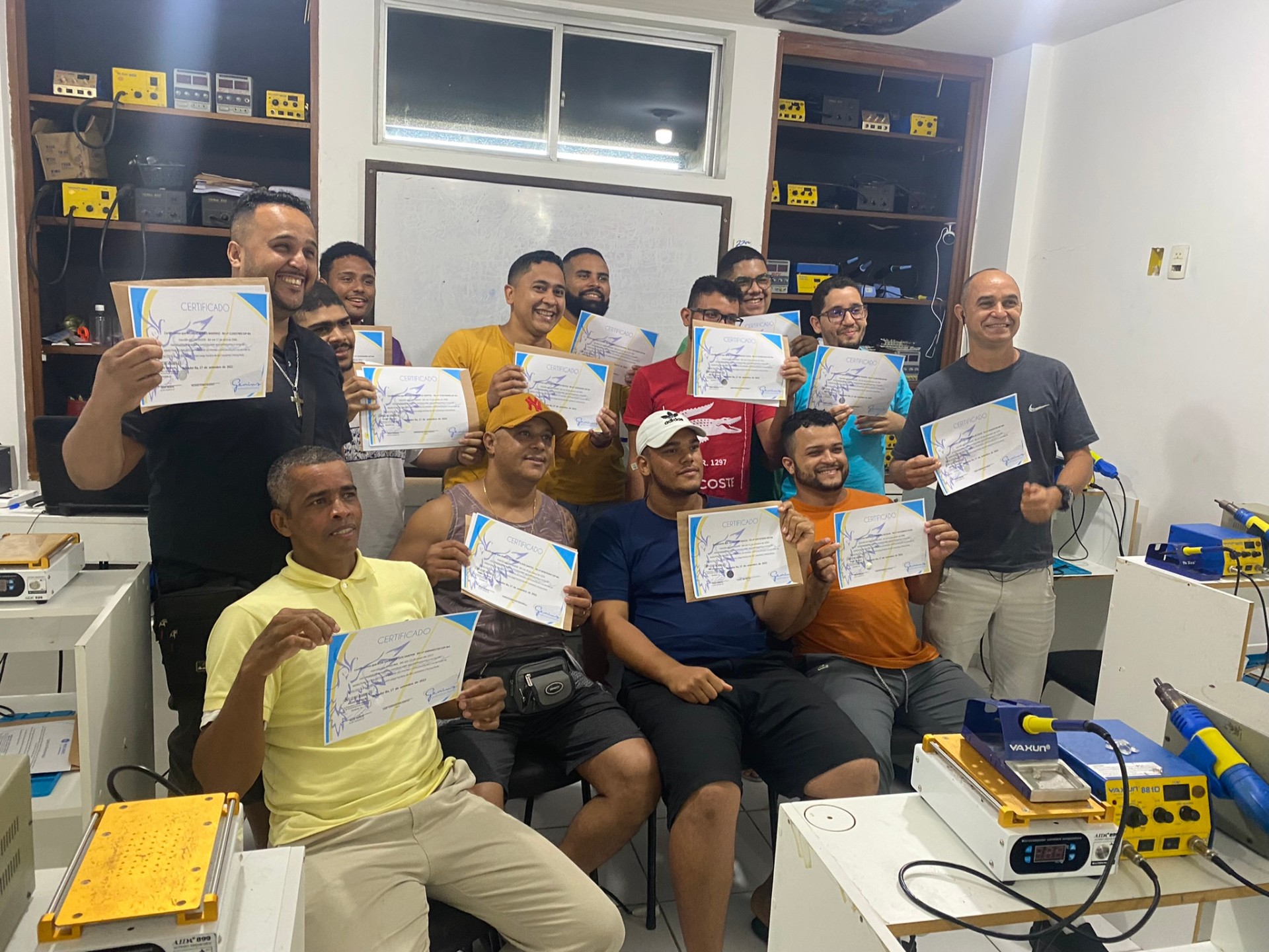 Alunos formados no curso de manutenção de celular Rede Genius Salvador