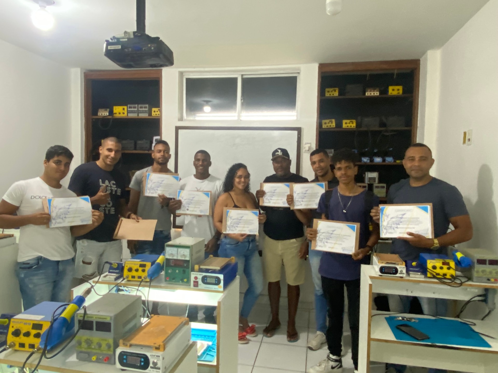 Alunos e alunas formados no curso presencial de manutenção de celular